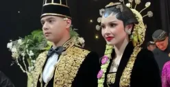 Al Ghazali dan Alyssa Daguise dalam acara Ngunduh Mantu yang disiarkan langsung lewat kanal YouTube Ahmad Dhani. (Sumber: tangkapan layar)