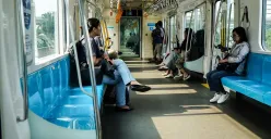 Sejumlah calon penumpang Mass Rapid Transit (MRT) dan Transjakarta menunggu kedatangan kereta dan bus di Stasiun MRT Blok M dan Halte Transjakarta ASEAN, Jakarta Selatan. (Sumber: Poskota/Bilal Nugraha Ginanjar)