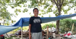 Suryadi, kakek 65 tahun di Kabupaten Bekasi yang memilih untuk tetap bertahan reruntuhan bangunan rumahnya, usai pembongkaran bangunan liar di atas tanah milik Perum Jasa Tirta, Jumat 20 Juni 2025. (Sumber: Poskota/Nurpini Aulia Rapika)