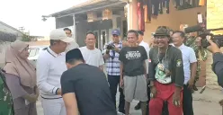 Gubernur Jawa Barat Dedi Mulyadi bersama Ade Kuswara Kunang menyambangi kakek Suryadi, 65 tahun, yang memilih untuk tetap bertahan di atas reruntuhan bangunan rumahnya akibat digusur karena berdiri di atas tanah PJT. (Sumber: Istimewa)