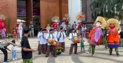 Ondel-ondel, salah satu kesenian yang ditampilkan di Perkampungan Budaya Betawi, Setu Babakan, Jakarta Selatan, Sabtu 21 Juni 2025. (Sumber: POSKOTA | Foto: M Tegar Jihad)
