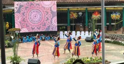 Staf Satuan Pelaksana Edukasi dan Informasi Unit Pengelola Perkampungan Betawi, Riri. (Sumber: POSKOTA | Foto: M Tegar Jihad)