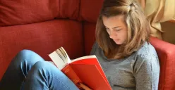 Ilustrasi seorang perempuan sedang membaca buku. (Sumber: PxHere)