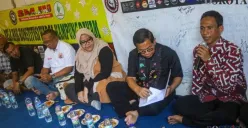 Ketua Kelompok Tani Madani Kampung Bayam, Furqon saat menerima kunjungan Gubernur Jakarta, Pramono Anung. (Sumber: Poskota/Pandi Ramedhan)