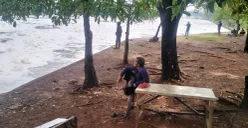 Limbah busa di pintu air 3 Marunda, Banjir Kanal Timur, Jakarta Utara. (Sumber: Poskota/M. Tegar Jihad)