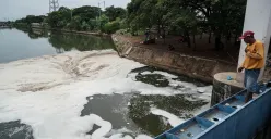 Gumpalan busa di Pintu Air 3 Marunda, Banjir Kanal Timur, Jakarta Utara. (Sumber: Poskota/M. Tegar Jihad)