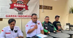 Asosiasi Pengemudi Ojol GARDA Indonesia saat memberikan pernyataan kepada media pada Sabtu, 21 Juni 2025, terkait rencana aksi unjuk rasa yang bakal digelar di Istana Presiden. (Sumber: POSKOTA | Foto: Pandi Ramedhan)