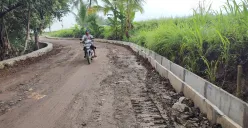 Salah satu proyek pembangunan jalan oleh DPUPR Pandeglang tahun 2024 yang jadi temuan BPK RI perwakilan Banten. (Sumber: Poskota/Samsul Fatoni)