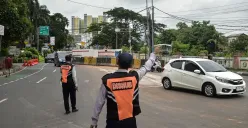 Petugas Dinas Perhubungan (DISHUB) DKI Jakarta mengatur rekayasa lau lintas (Sumber: Poskota/Bilal Nugraha Ginanjar)
