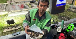 Susmanto, 36 tahun, pengemudi ojol sekaligus relawan ranjau paku saat ditemui di Jalan Gatot Subroto, Jakarta Selatan, Sabtu, 21 Juni 2025. (Sumber: POSKOTA | Foto: Pandi Ramedhan)