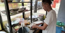 Soto Babat dan Ayam 68, salah satu tempat kuliner di Ciputat Timur, Tangsel, yang recommended. (Sumber: POSKOTA | Foto: Ali Mansur)