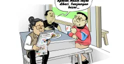 Warga berdiskusi santai di warteg sambil membaca berita di koran Poskota. Mereka mempertanyakan kelayakan tunjangan besar direksi BUMN yang merugi. (Sumber: Poskota/Arif Setiadi)