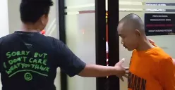 Ezra, pelaku penganiayaan terhadap ibu kandungnya sendiri di Bekasi ditahan Polres Metro Bekasi Kota. (Sumber: POSKOTA | Foto: Nurpini Aulia Rapika)