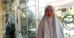 Meilanie Setiya Ningsih, 46 tahun, warga Bekasi Jaya, Kecamatan Bekasi Timur, Kota Bekasi yang menjadi korban kekerasan oleh anak kandungnya. (Sumber: POSKOTA | Foto: Nurpini Aulia Rapika)