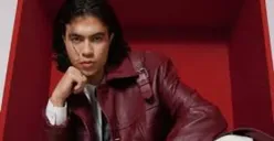Michael Russell saat berpose di lokasi syuting Asmara Gen Z, dikenal sebagai pemeran Axel dari keluarga misterius Ormis. (Foto: Instagram/@michael_rssll)