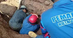 Proses evakuasi korban tertimbun longsor oleh petugas Damkar di Gang Aut, Kelurahan Gudang, Bogor Tengah, Kota Bogor. (Sumber: Damkar Kota Bogor)