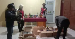 Penggeledahan toko jamu yang menjual miras di bilangan Jalan PWRI, Desa Tonjong, Kecamatan Tajurhalang, Kabupaten Bogor, Sabtu, 21 Juni 2025. (Sumber: Poskota/Angga Pahlevi)