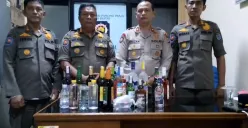 Kapolsek Bojongsari Kompol Fauzan Thohari dengan Kasi Dalops Pol PP Kota Depok Agus menyita miras operasi gabungan dari toko jamu. (Sumber: Dok Polsek Bojongsari)