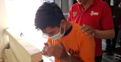 NJRD, tersangka kasus penjualan obat keras yang diamankan Polsek Cinere, Depok. (Sumber: POSKOTA | Foto: Angga Pahlevi)