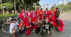 Para komunitas Sepeda Ontel Oren di kawasan Monas, Jakarta Pusat, Minggu, 22 Juni 2025. (Sumber: Poskota/M. Tegar Jihad)