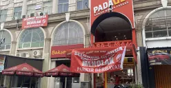 Spanduk penolakan sistem parkir berbayar mewarnai ruko yang berada di kawasan Green Lake City, Kecamatan Cipondoh, Kota Tangerang pada Minggu, 22 Juni 2025. (Sumber: POSKOTA | Foto: Primayanti)