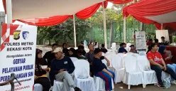 Masyarakat antre untuk mendapatkan pelayanan perpanjangan SIM di Plaza Patriot Candrabaga pada Minggu, 22 Juni 2025. (Sumber: POSKOTA | Foto: Nurpini Aulia Rapika)