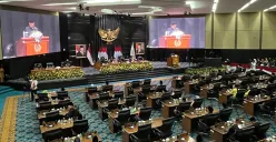 Gubernur Jakarta, Pramono Anung, saat paripurna bersama anggota dewan di DPRD Jakarta, Minggu, 22 Juni 2025. (Sumber: POSKOTA | Foto: Pandi Ramedhan)