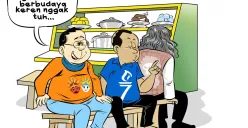 Tiga pria duduk santai di warteg sambil berbincang soal Jakarta yang disebut sebagai kota global dan berbudaya. Salah satu dari mereka tampak antusias menunjukkan kebanggaan. (Sumber: Poskota/Arif Setiadi)