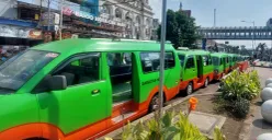Sejumlah angkutan kota (angkot) yang kedapati sedang ngetem atau melakukan parkir liar di kawasan sekitar Alun-Alun Kota Bogor tepatnya di kawasan sekitar Jalan Kapten Muslihat. (Sumber: Poskota/Nurpini Aulia Rapika)