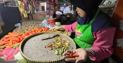 Pedagang tradisional di Pasar Slipi, Jakarta Barat, saat menunjukkan kualitas cabai yang dijual, Senin, 23 Juni 2025. (Sumber: Poskota/Pandi Ramedhan)