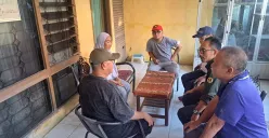Wakil Ketua Komisi III DPRD Kota Bekasi, Alit Jamaluddin bersama perangkat desa menyambangi kediaman Meilanie, ibu di Bekasi Timur yang dianiaya anak kandungnya pada Senin, 23 Juni 2025. (Sumber: POSKOTA | Foto: Nurpini Aulia Rapika)
