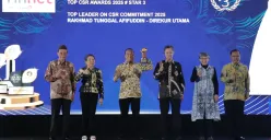 Direktur Utama Finnet Rakhmad Tunggal Afifuddin saat menerima penghargaan dalam ajang TOP CSR Awards 2025 di Ballroom Raffles Hotel Jakarta, kemarin. (Sumber: Dok. Telkom)