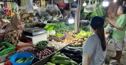 Suasana di pasar tradisional Tomang Barat, Grogol Petamburan, Jakarta Barat, Senin, 23 Juni 2025. Harga cabai dan sayur alami kenaikan. (Sumber: Poskota/Pandi Ramedhan)