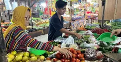 Suasana di pasar tradisional Tomang Barat, Grogol Petamburan, Jakarta Barat, Senin, 23 Juni 2025. (Sumber: POSKOTA | Foto: Pandi Ramedhan)
