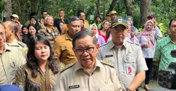 Gubernur Jakarta, Pramono Anung saat meninjau Hutan Kota Srengseng di Kembangan, Jakarta Barat, Senin, 23 Juni 2025. (Sumber: POSKOTA | Foto: Pandi Ramedhan)