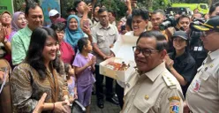 Gubernur Jakarta, Pramono Anung saat mendoakan Wakil Ketua DPRD Ima Mahdiah saat ulang tahun di Hutan Kota Srengseng, Jakarta Barat, Senin, 23 Juni 2025. (Sumber: POSKOTA | Foto: Pandi Ramedhan)