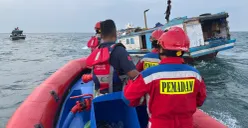 Petugas evakuasi penumpang kapal yang alami mati mesin di perairan Kepulauan Seribu, Senin, 23 Juni 2025. (Sumber: Damkar)