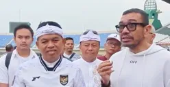Potret Dedi Mulyadi (kiri) dan Arya Sinulingga (kanan) saat berada di Stadion Jalak Harupat. (Sumber: Instagram/ Dedi Mulyadi)