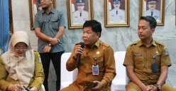 Kepala Diskoumperindag Kabupaten Serang, Adang Rahmat memberikan keterangan pers, Senin, 23 Juni 2025. (Sumber: Dok Kominfo Pemkab Serang)