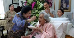 Presiden RI ke-5, Megawati Soekarnoputri menyuapi Meriyati Roeslani, istri mantan Kapolri Jenderal Hoegeng Iman Santoso. (Sumber: Dok PDIP)