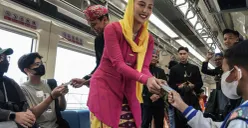 Ilustrasi, Abang dan None DKI Jakarta membagikan kartu multi trip (KMT) gratis di Stasiun LRT Dukuh Atas, Jakarta, Senin, 23 Juni 2025. (Sumber: Poskota/Bilal Nugraha Ginanjar)