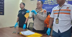 Kapolsek Pancoran Mas AKP Hartono memperlihatkan barang bukti dua gelang perhiasan emas yang dicuri pelaku dari toko perhiasan tempatnya bekerja. (Sumber: Poskota/Angga Pahlevi)