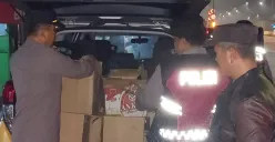 Ratusan botol miras disita polisi dari salah satu warung kelontong dalam Operasi Nila Jaya 2025 di Depok. (Sumber: Poskota/Angga Pahlevi)