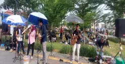 Dokumentasi - Musisi Jalanan Kota Bogor, Katar Music Project yang tampil rutin di Alun-Alun Kota Bogor, Minggu, 22 Juni 2025. (Sumber: Poskota/Sekar Putri Andini)