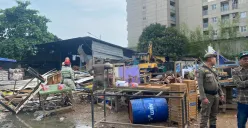 Bangunan yang berdiri di lahan Pemkot Tangsel, Ciputat, Kota Tangsel dirobohkan oleh petugas Satpol PP pada Senin, 23 Juni 2025. (Sumber: Poskota/Primayanti Juli Kumala Manalu)