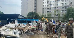 Bangunan yang berdiri di lahan Pemkot Tangsel, Ciputat, Kota Tangsel dirobohkan oleh petugas Satpol PP pada Senin, 23 Juni 2025. (Sumber: Poskota/Primayanti Juli Kumala Manalu)