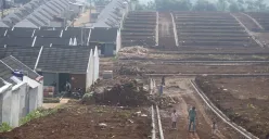 Proses pembangunan rumah bersubsidi di Bukit Pinus Banjaran, Kabupaten Bandung, masih berjalan hingga Minggu, 22 Juni 2025. (Sumber: Poskota/Gatot Poedji Utomo)