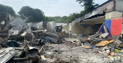 Bangunan yang berdiri di lahan Pemkot Tangsel di kawasan Roxy, Ciputat, dirobohkan oleh petugas Satpol PP pada Senin, 23 Juni 2025. (Sumber: POSKOTA | Foto: Primayanti)
