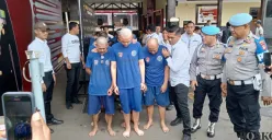 Kapolres Cimahi AKBP Niko Nurullah Adi Putra (tengah), pimpin gelar perkara kasus peredaran ganja di lingkungan kampus di Mako Polres Cimahi, Senin 23 Juni 2025. (Sumber: POSKOTA | Foto: Gatot Poedji Utomo)