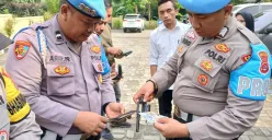 Personel Unit Provost memeriksa senpi di Mapolsek Cikeusal. (Sumber: Dok Humas Polres Serang)